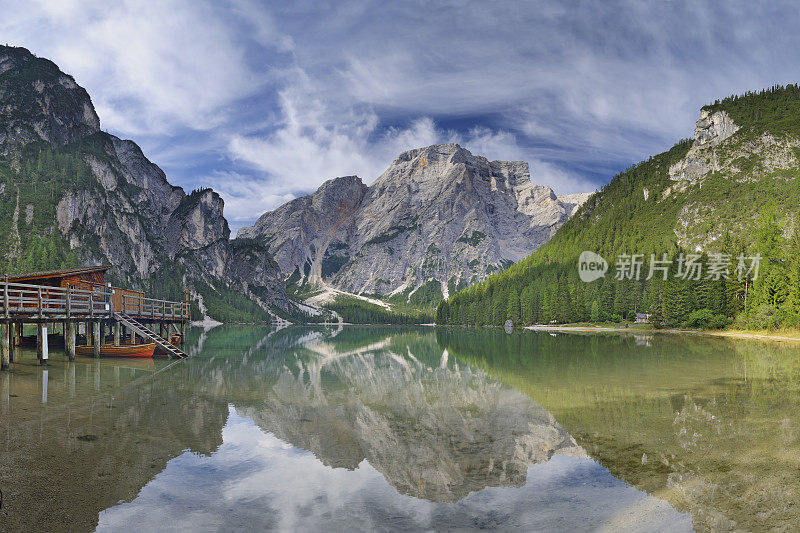 夏天在Dolomites (Braies湖，Pragser Wildsee)